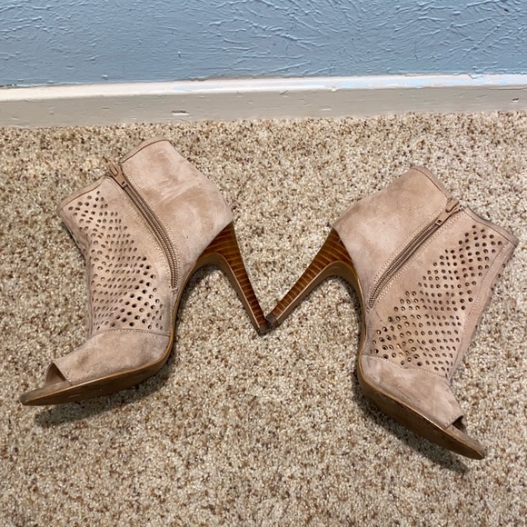 Audrey Brooke tan peep toe heeled booties size 6.5 - Picture 2 of 11